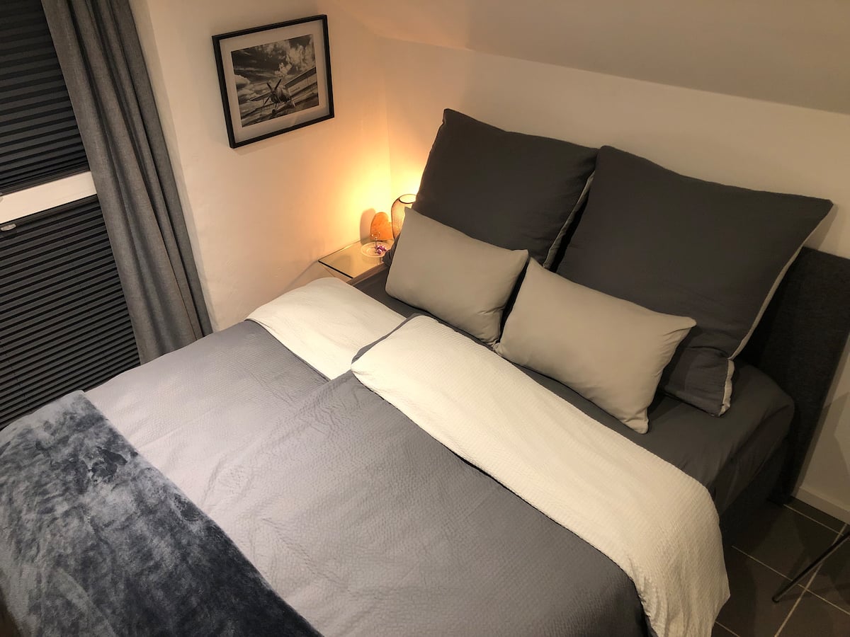Bett mit gemütlicher Ausstattung