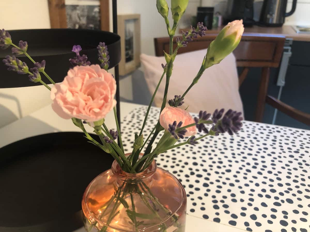 Liebevolles Detail: Blumen auf dem Esstisch